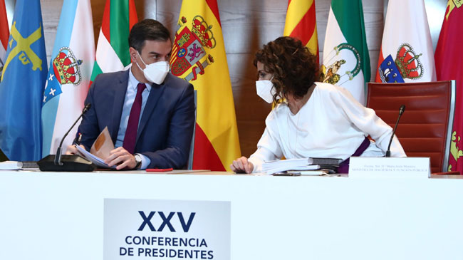 Pedro S&aacute;nchez y la ministra de Hacienda, Mar&iacute;a Jes&uacute;s Montero, en la conferencia de presidente -telem&aacute;tica- de hoy