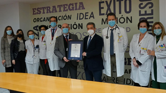 El equipo directivo del Servicio muestra el certificado AENOR El equipo directivo del Servicio muestra el certificado AENOR