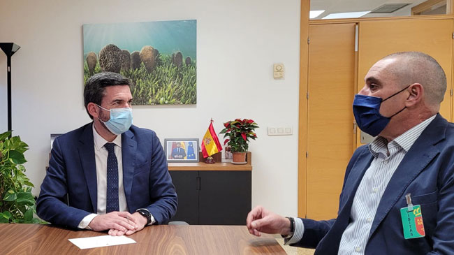 Antonio Luengo y el director de Relaciones Institucionales de Carrefour, Jos&eacute; Manuel Prado