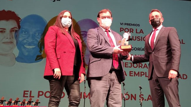 Manuel  Garc&iacute;a  Juesas y Laura S&aacute;nchez Acosta, de El Pozo, junto con el consejero de Transparencia, Antonio S&aacute;nchez Lorente