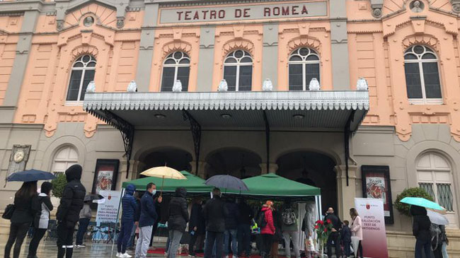 Punto de vacunaci&oacute;n y de realizaci&oacute;n de test de ant&iacute;genos en la plaza del Romea, en Murcia