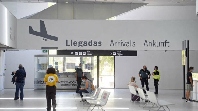 Puerta de llegadas del Aeropuerto de Corvera Puerta de llegadas del Aeropuerto de Corvera