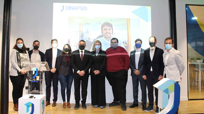 Foto de familia de ganadores y miembros del jurado