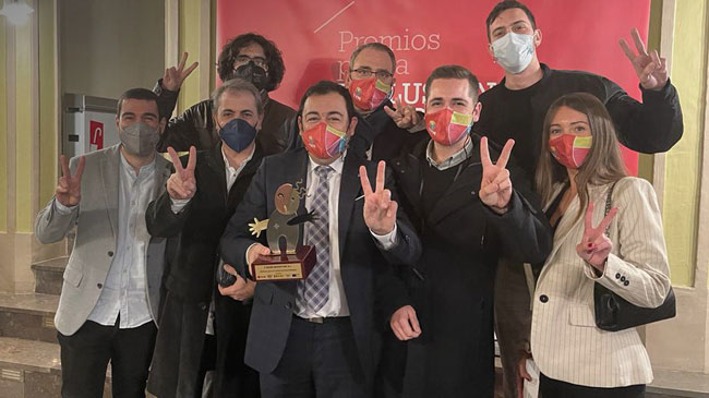 Parte del equipo de 2 Veces Marketing, tras recoger su premio
