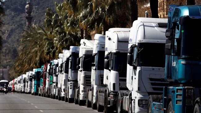 Imagen de archivo de cabezas tractoras estacionadas durante un paro en Barcelona Imagen de archivo de cabezas tractoras estacionadas durante un paro en Barcelona