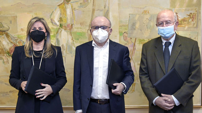 Olga Garc&iacute;a, Jos&eacute; Antonio Planes y Carlos Egea, tras la firma del convenio