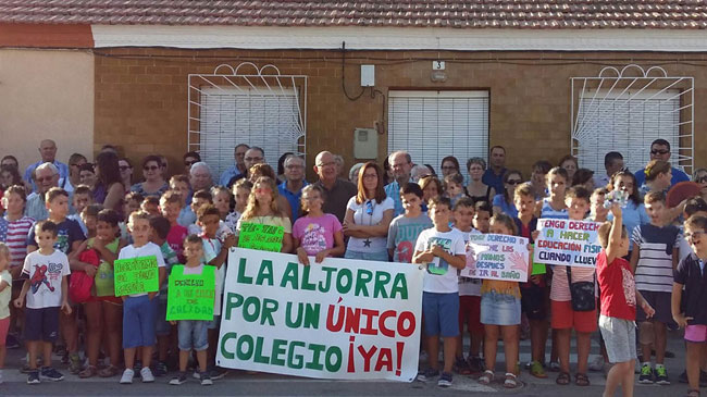 Imagen de archivo de una protesta convocada por los vecinos de La Aljorra con la entonces alcaldesa Ana Bel&eacute;n Castej&oacute;n