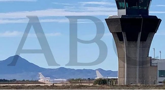 Imagen del falcon de Pedro S&aacute;nchez en el aeropuerto de Corvera. Foto: exclusiva ABC