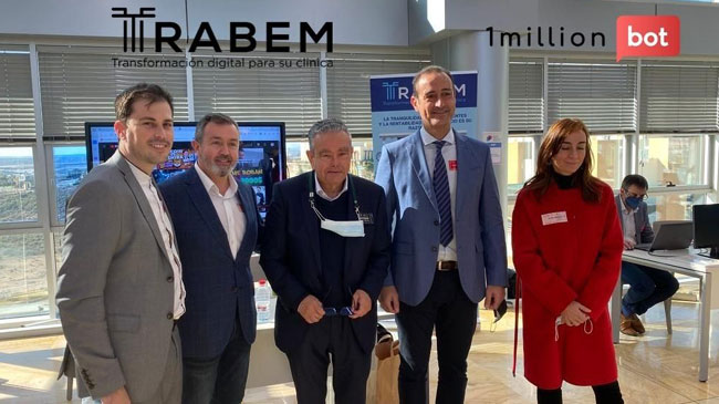 Directivos de ambas empresas tras la firma del acuerdo