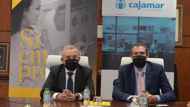 El presidente de HEFAME, Enrique Ayuso, y el director territorial de Cajamar, Diego Gonz&aacute;lez, en la firma del convenio