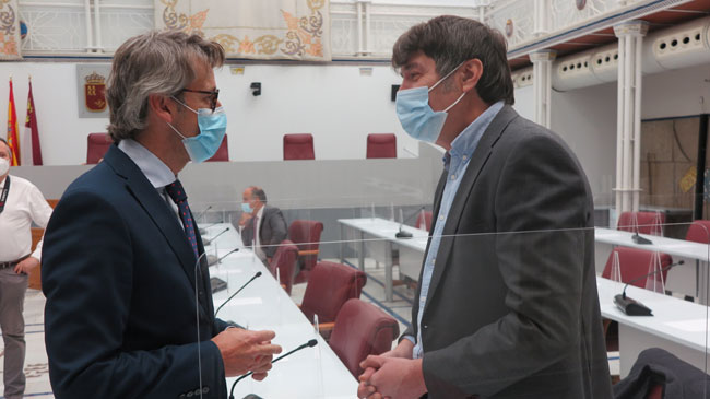 El consejero Luis Alberto Mar&iacute;n (izquierda) esta ma&ntilde;ana en la Asamblea Regional