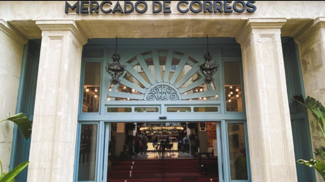 Fachada del Mercado de Correos en la calle Villac&iacute;s, en Murcia