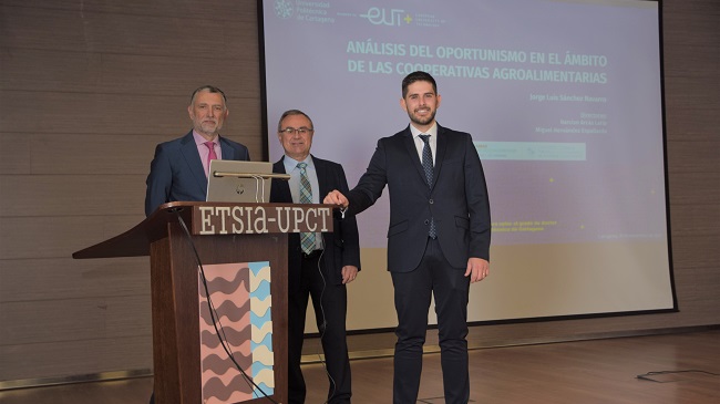 Los directores de la tesis y el autor, en la Escuela de Agr&oacute;nomos de la UPCT