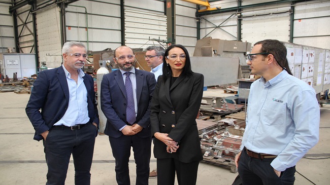 La consejera de Empleo, Valle Migu&eacute;lez, durante su visita en las instalaciones de la empresa Herjimar.
