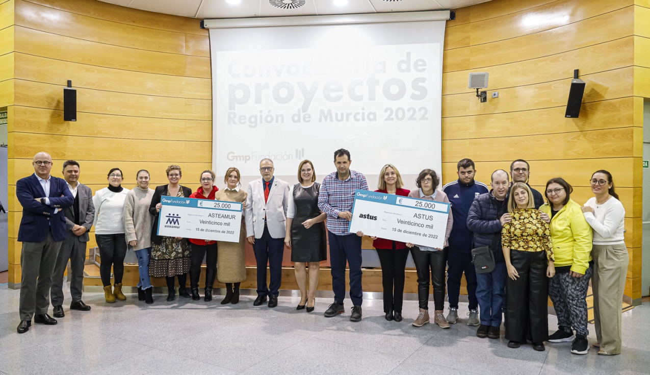 La vicepresidenta Isabel Franco junto a miembros de la fundaci&oacute;n Gmp y las asociaciones Asteamur y Astus