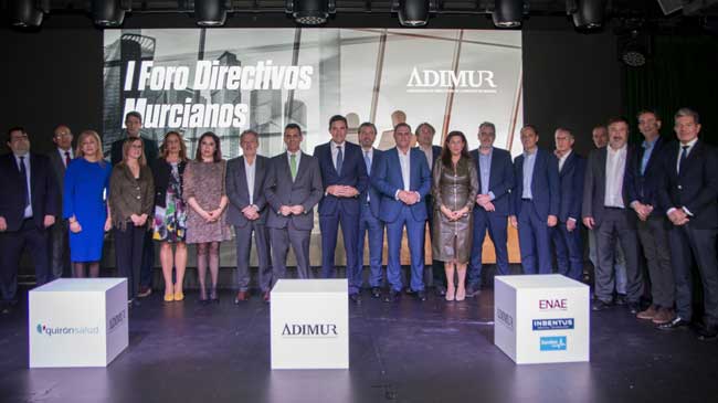 Foto de familia de ponentes en el I Foro de Directivos Murcianos
