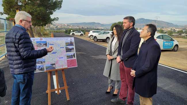 El consejero Antonio Luengo y el alcalde de Lorqu&iacute;, Joaqu&iacute;n Hern&aacute;ndez, durante la visita a uno de los caminos reparados