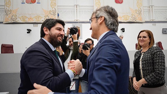 L&oacute;pez Miras y el consejero de Hacienda, Luis Alberto Mar&iacute;n. Al fondo, la vicepresidenta&nbsp;Isabel&nbsp;Franco