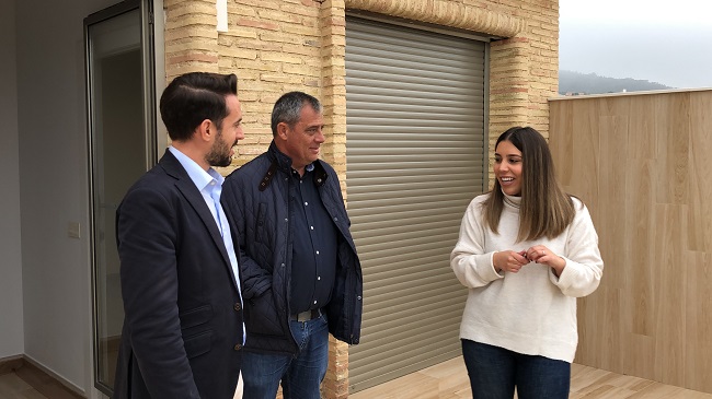 Encuentro entre una participante de 'Haciendo Hogar'  de Pliego y el director general de Vivienda, Jos&eacute; Francisco Lajara, acompa&ntilde;ado por el alcalde, Antonio Hu&eacute;scar.