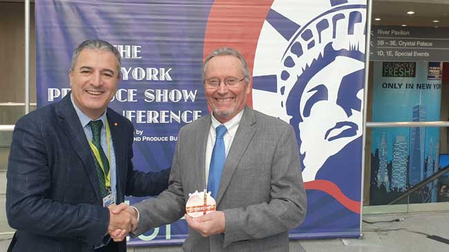 Fernando G&oacute;mez junto a Richard A. Ball, comisionado de agricultora del estado de Nueva York