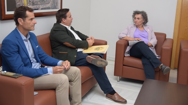 El presidente de la Fundaci&oacute;n Isaac Peral, Alfonso Corbal&aacute;n, charla con Beatriz Miguel en el rectorado.