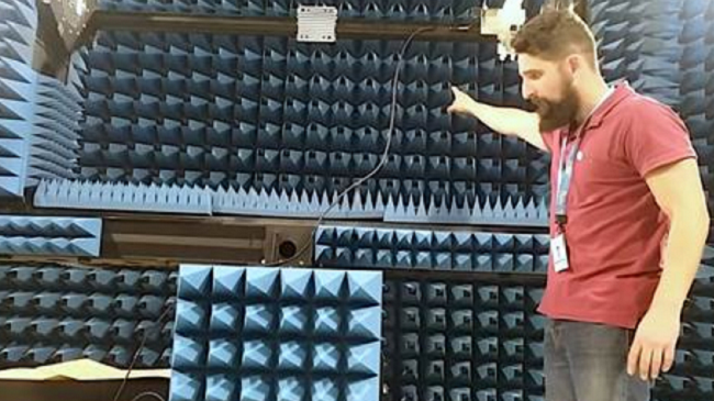 Un t&eacute;cnico de EMITE en sus instalaciones de prueba y medida de tecnolog&iacute;a inal&aacute;mbrica