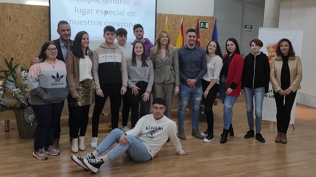 La directora general del SEF junto al alcalde de Librilla, Tomás Baño, entregó hoy los diplomas a los alumnos del programa 'Reencuentro con el Ocio y el Tiempo libre' La directora general del SEF junto al alcalde de Librilla, Tomás Baño, entregó hoy los diplomas a los alumnos del programa 'Reencuentro con el Ocio y el Tiempo libre'