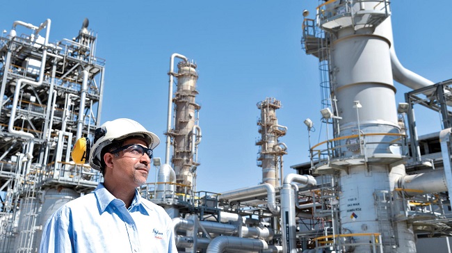 Un operario frente a la planta de Sabic Un operario frente a la planta de Sabic