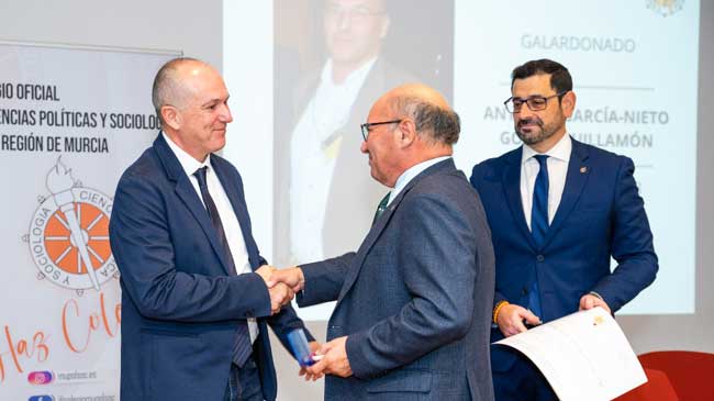 El primer decano de Mupolsoc, Antonio Garc&iacute;a-Nieto, recibe su 'Medalla de Oro' de manos de Longinos Mar&iacute;n; junto a ellos Carlos Abad, actual decano