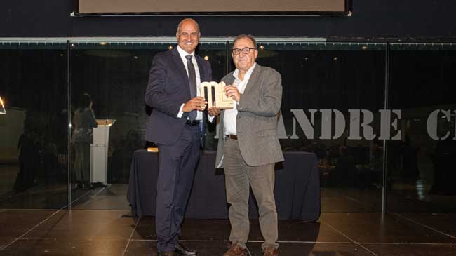 Juan Pedro Florido recibe el premio PronosPorc de manos de Carmel M&ograve;dol, de la Generalitat catalana