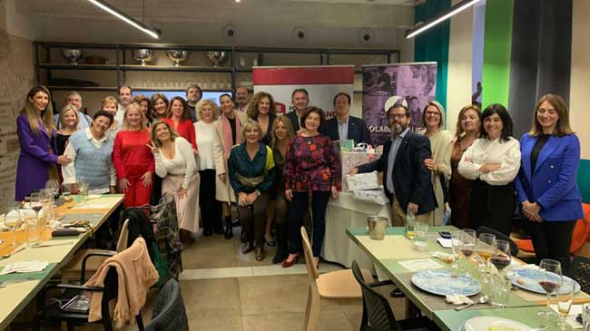 Foto de familia de algunos de los participantes en la 'Comida Solidaria'