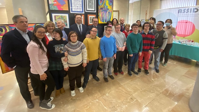 Foto de familia durante la inauguraci&oacute;n de la exposic&oacute;n