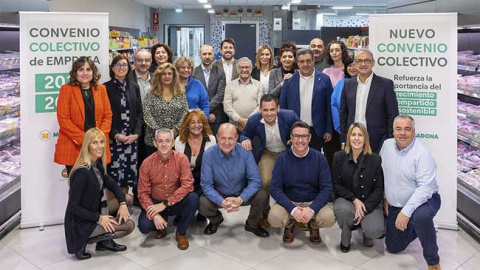 Representantes sindicales de Mercadona tras la firma del Convenio