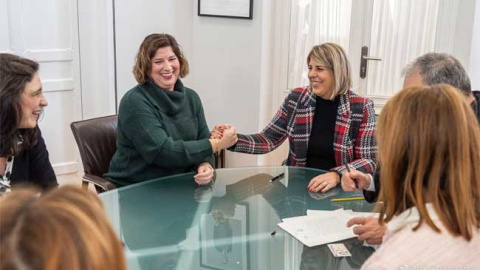 Maribel Paredes y Noelia Arroyo tras la firma de la cesión de terrenos Maribel Paredes y Noelia Arroyo tras la firma de la cesión de terrenos