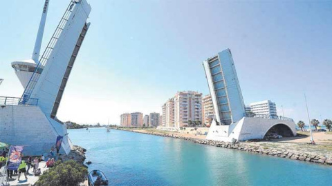 Puente sobre el canal del Estacio, junto al puerto Tomás Maestre Puente sobre el canal del Estacio, junto al puerto Tomás Maestre