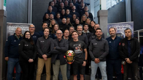 Pedro Acosta con el equipo de MT Helmets en Cartagena