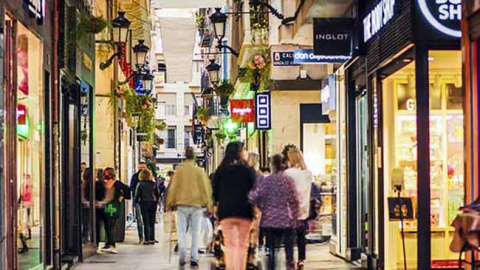 Calle Jabonerías en Murcia, una de las vías más comerciales de la ciudad Calle Jabonerías en Murcia, una de las vías más comerciales de la ciudad