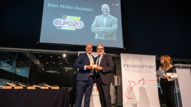 El director de Operaciones de ElPozo Alimentaci&oacute;n, Juan Pedro Florido, recibiendo el galard&oacute;n