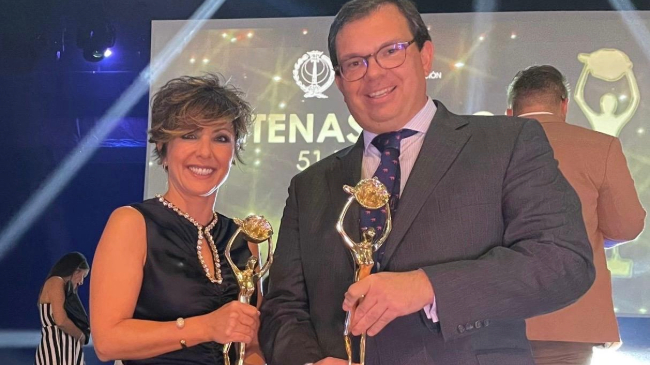 El director general de Aquadeus, Adri&aacute;n Perez, junto a la a periodista, presentadora de televisi&oacute;n y escritora, Sonsoles &Oacute;nega