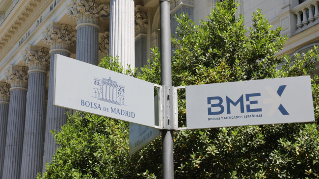 Se&ntilde;al de la Bolsa de Madrid frente a la fachada del edificio, en Madrid