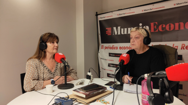 Carmen Jerez, presidenta de AMEP,  junto a la presentadora Chelo C&aacute;novas, en MurciaEconom&iacute;a Radio