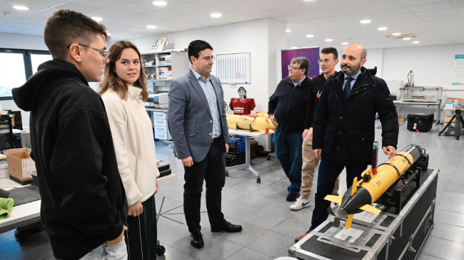 El director general del Info, Joaqu&iacute;n G&oacute;mez, durante su visita a Kogarashi