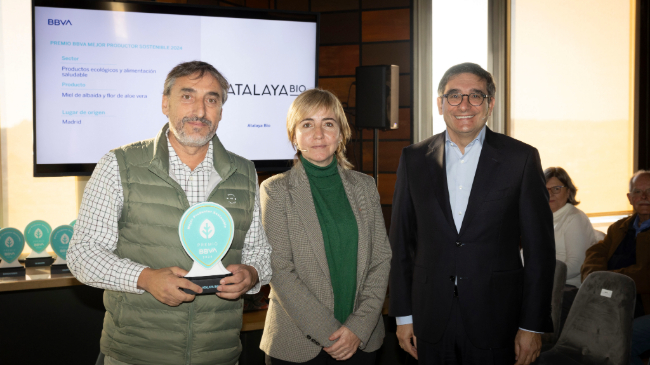 Javier Tormos recogiendo el premio de manos de Xavier Llinares, director de la Red de Banca Comercial de BBVA en Espa&ntilde;a y de Cristina Massot, Secretaria General del d&rsquo;Agricultura (Generalitat de Catalunya)