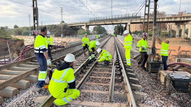 Trabajos de Renfe en las v&iacute;as para recuperar los servicios ferroviarios afectados por la dana en Valencia