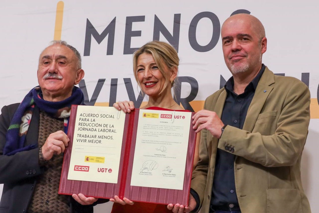 Pepe &Aacute;lvarez (UGT), la vicepresidenta segunda y ministra de Trabajo, Yolanda D&iacute;az, y Unai Sordo (CCOO)