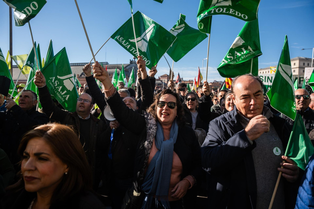 Varias personas durante una protesta de agricultores y ganaderos frente al Ministerio de Agricultura este lunes