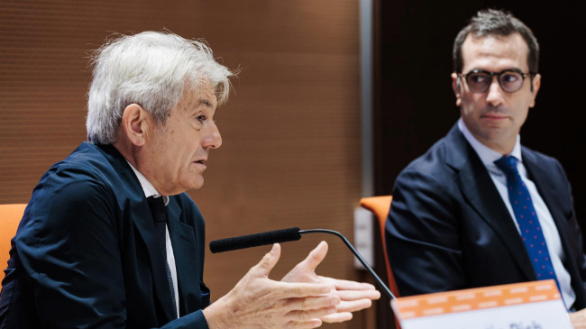 El presidente del Consejo General de Economistas de Espa&ntilde;a, Valent&iacute;n Pich, y el ministro de Econom&iacute;a, Carlos Cuerpo. - Carlos Luj&aacute;n - Europa Press