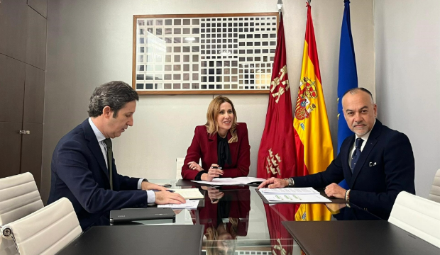 La consejera de Empresa, Empleo y Economía Social, Marisa López Aragón, junto con el director general de Autónomos, Antonio Pasqual del Riquelme, y el presidente de ATA, Francisco Casado, durante la reunión. La consejera de Empresa, Empleo y Economía Social, Marisa López Aragón, junto con el director general de Autónomos, Antonio Pasqual del Riquelme, y el presidente de ATA, Francisco Casado, durante la reunión.