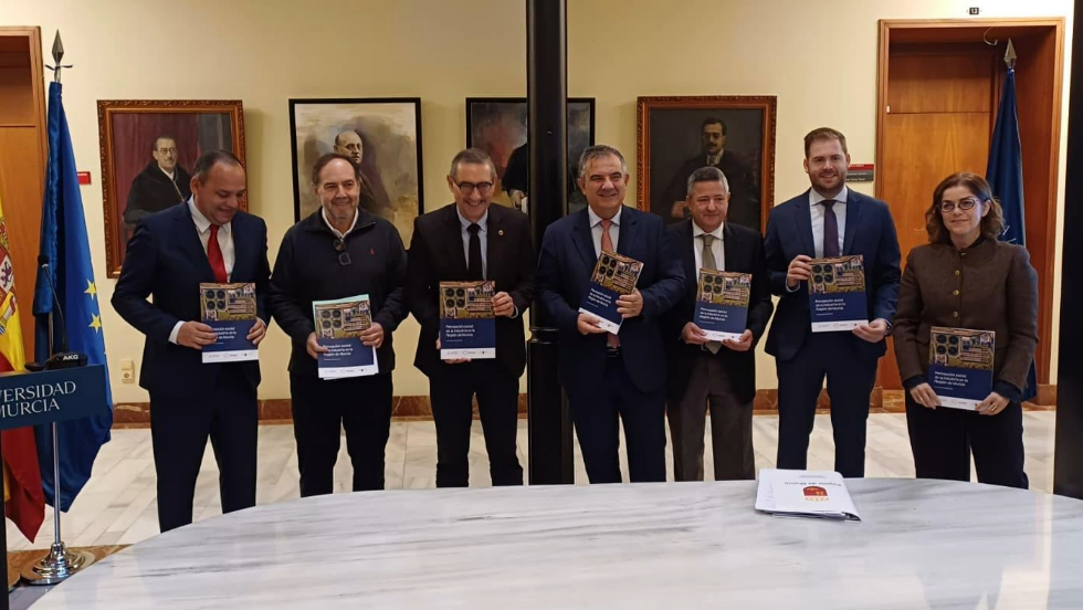 El consejero de Medio Ambiente, Universidades, Investigación y Mar Menor, Juan María Vázquez, presentó junto con el rector de la Universidad de Murcia, José Luján, los resultados de la encuesta sobre la ‘P El consejero de Medio Ambiente, Universidades, Investigación y Mar Menor, Juan María Vázquez, presentó junto con el rector de la Universidad de Murcia, José Luján, los resultados de la encuesta sobre la ‘P
