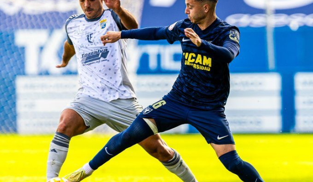 Disputa de bal&oacute;n de UCAM CF en el anterior encuentro